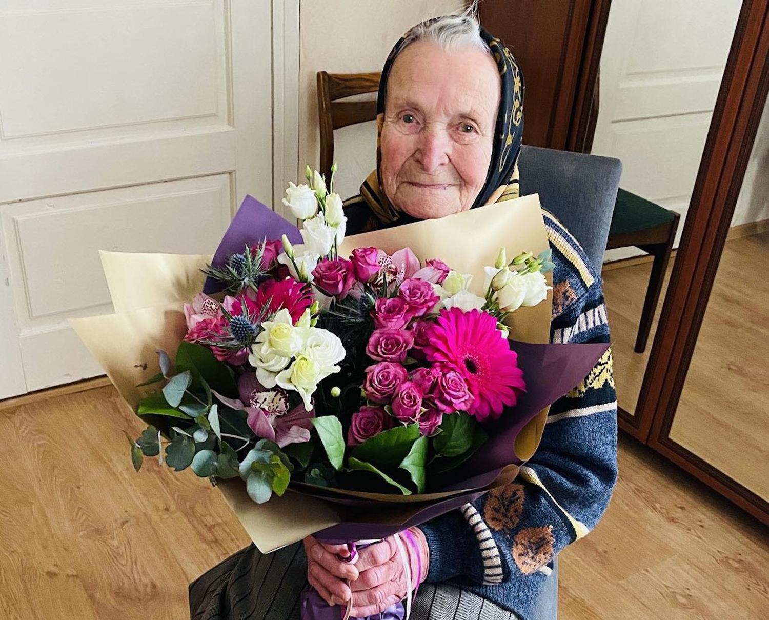 Guvi šimtametė Sofija Rindzevičienė pati augina gėles ir daržoves / Jubiliatė džiaugiasi kiekviena diena.