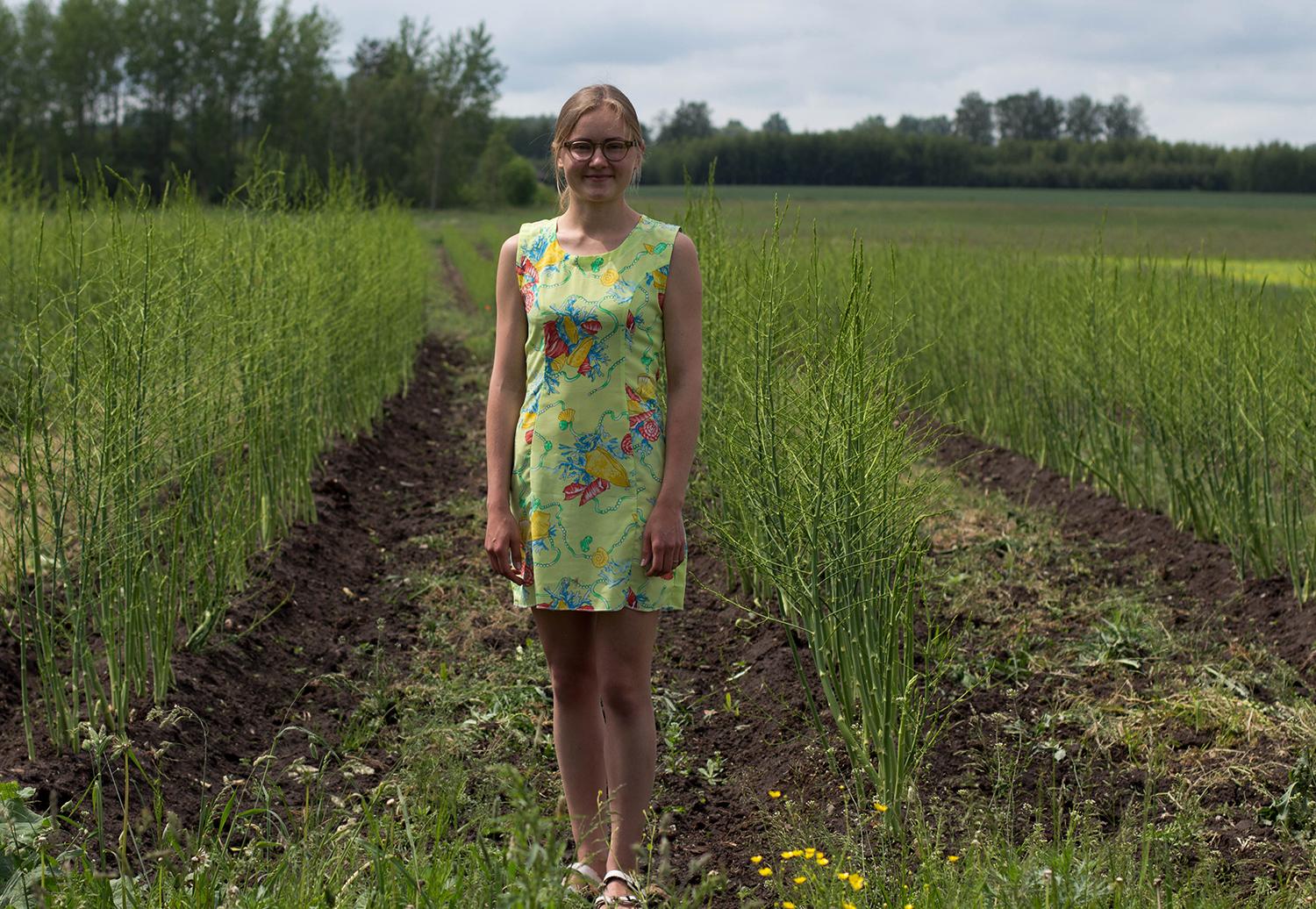 Gyvenimas kaime turi privalumų / Karolinos Baltmiškės nuotr. Ūkininkė Kotryna Meidė pastebi: be paramos jos šeima nebūtų galėjusi įsiveisti smidrų plantacijos