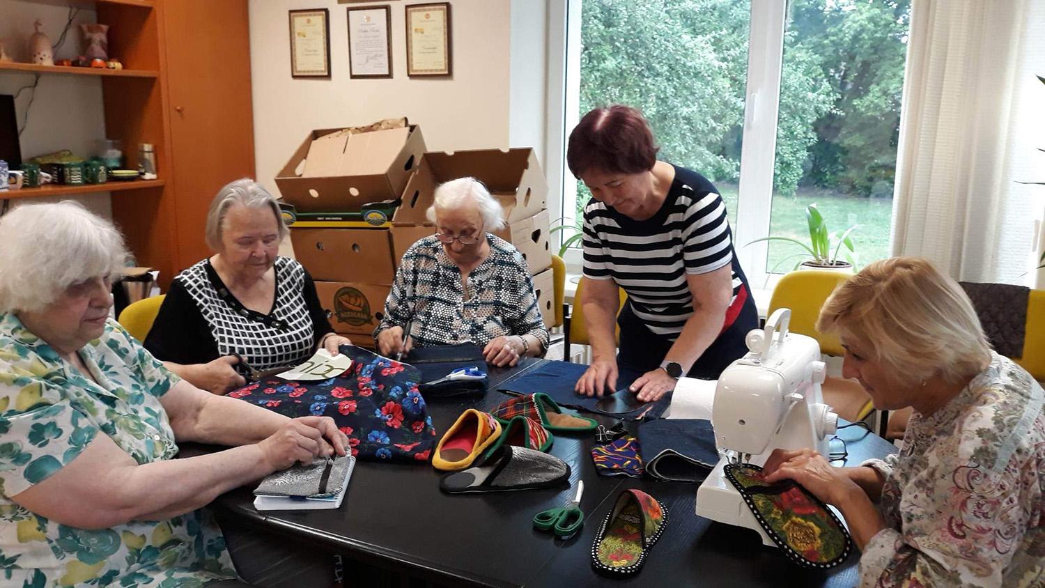 Gyventi tvariai niekada nevėlu / Ukmergės samarietės senus drabužius prikelia naujam gyvenimui.