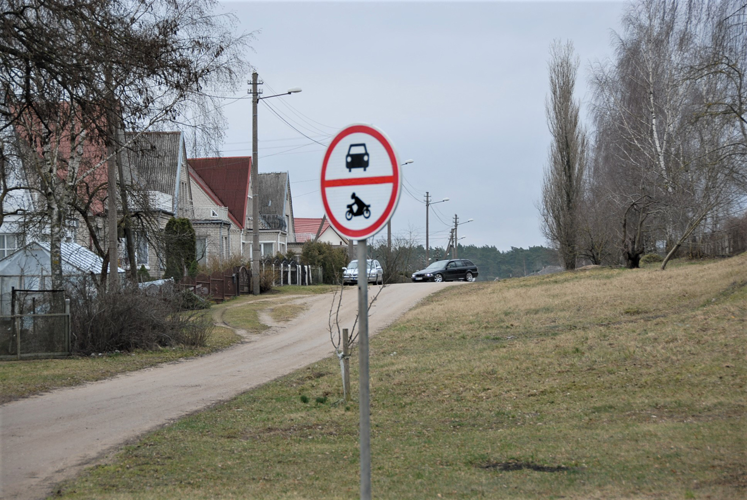 nes šalutinis kelias platesnis už pagrindinį.