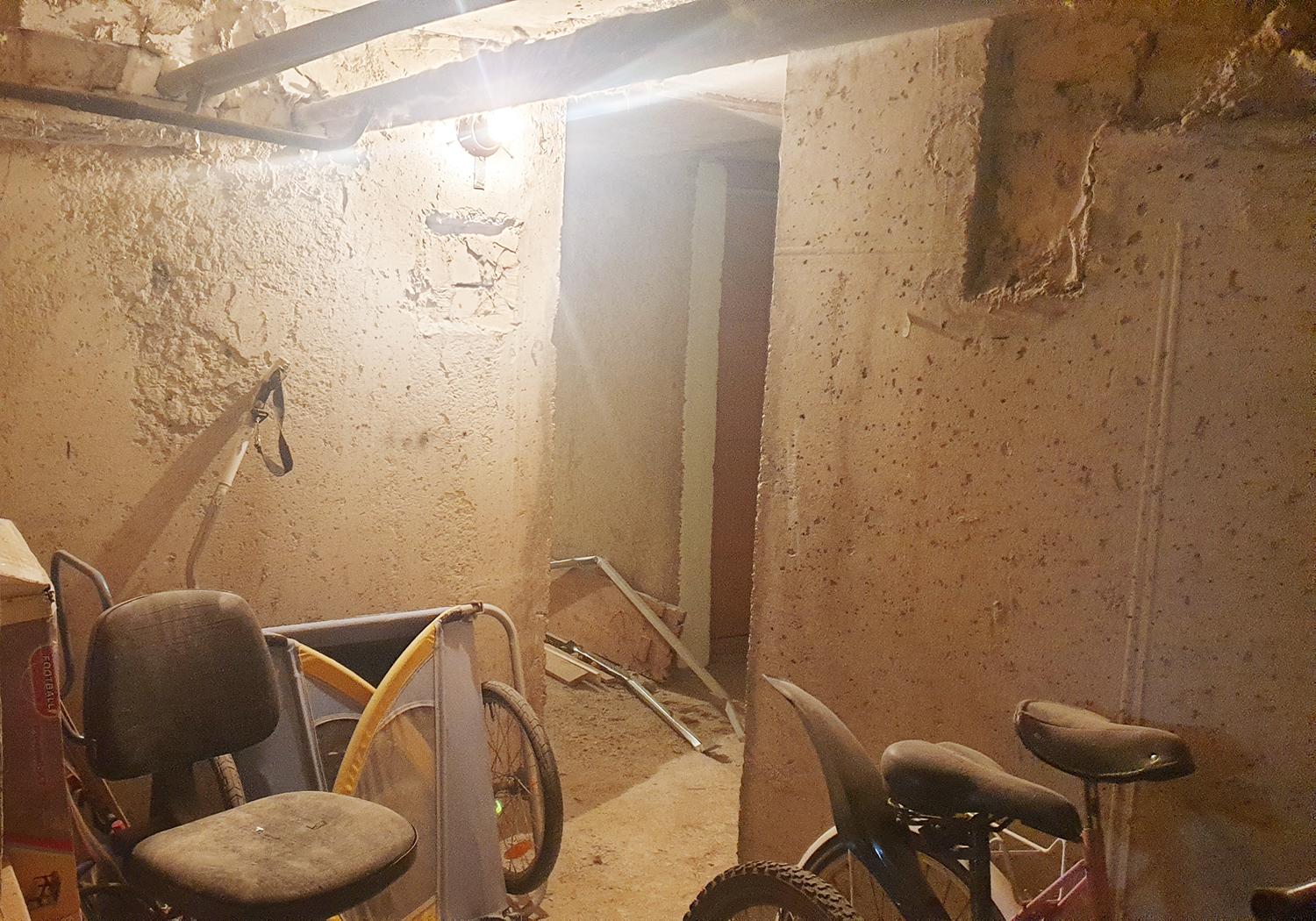 Gyventojai raginami susitvarkyti rūsius / Praėjimai bendro naudojimo patalpose turi būti neužkrauti daiktais.