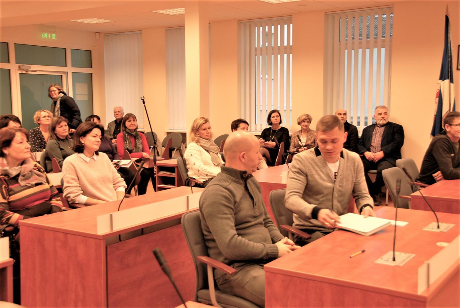 Gyventojams nežinomybė įskėlė baimę / Gedimino Nemunaičio nuotr. Į savivaldybę susirinko informacijos pasigedę ukmergiškiai.