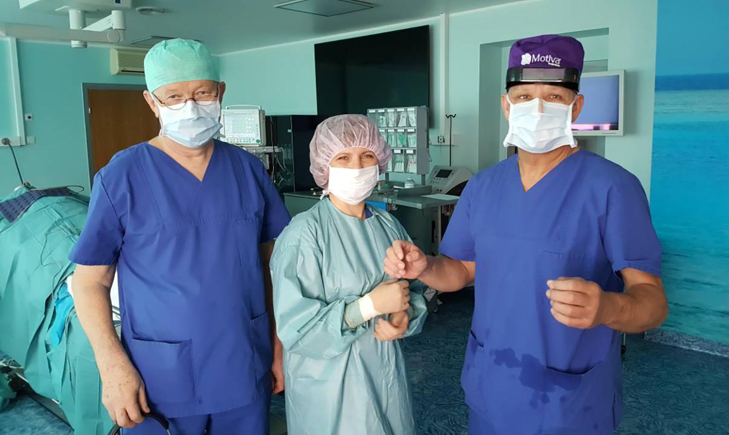 Į darbą skrenda lėktuvu / V. Pranevičius su kolegomis Talino klinikoje „Christinas Clinic“ pasiruošę operacijai. Asmeninio archyvo nuotr.