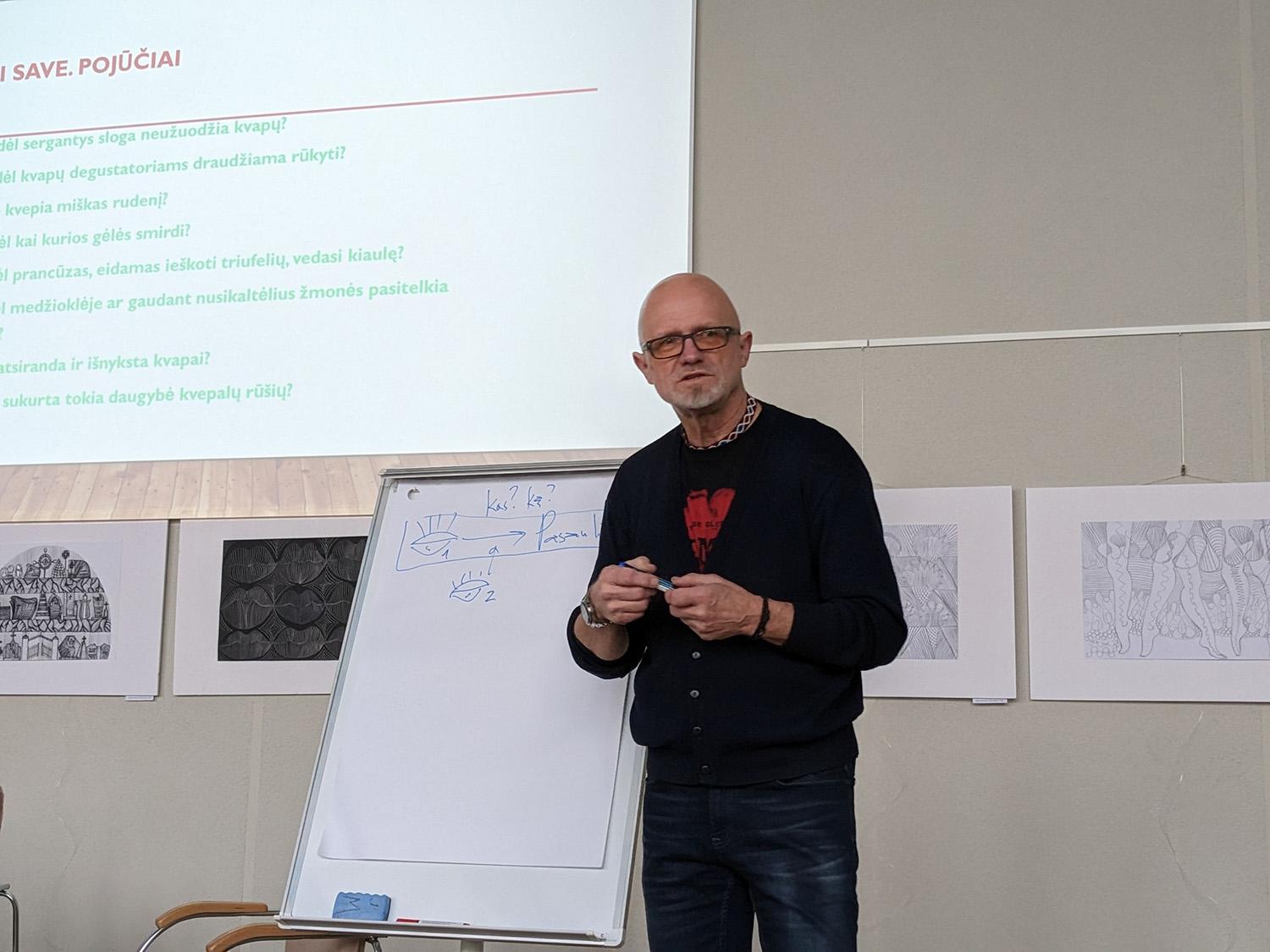 Į pasaulį kvietė žvelgti pro vidinius akinius / Kristinos Darulienės nuotr. Mokymus bibliotekininkams veda Vytauto Didžiojo universiteto docentas Liutauras Degėsys.