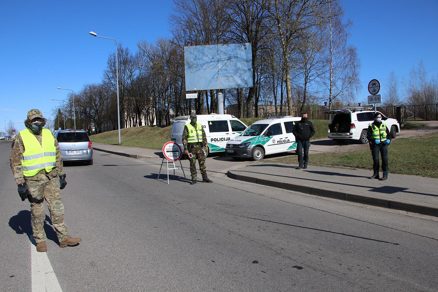 Į Ukmergę neįleido ir dviratininkų / Savaitgalį riboti įvažiavimai į miestus.  Astos Krogertienės nuotr.
