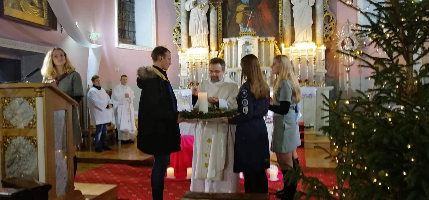 Į ukmergiškių namus atkeliavo Betliejaus taikos ugnis / Bendruomenės žvakę nuo Betliejaus taikos ugnies uždegė Ukmergės dekanato dekanas R. Kazaitis.