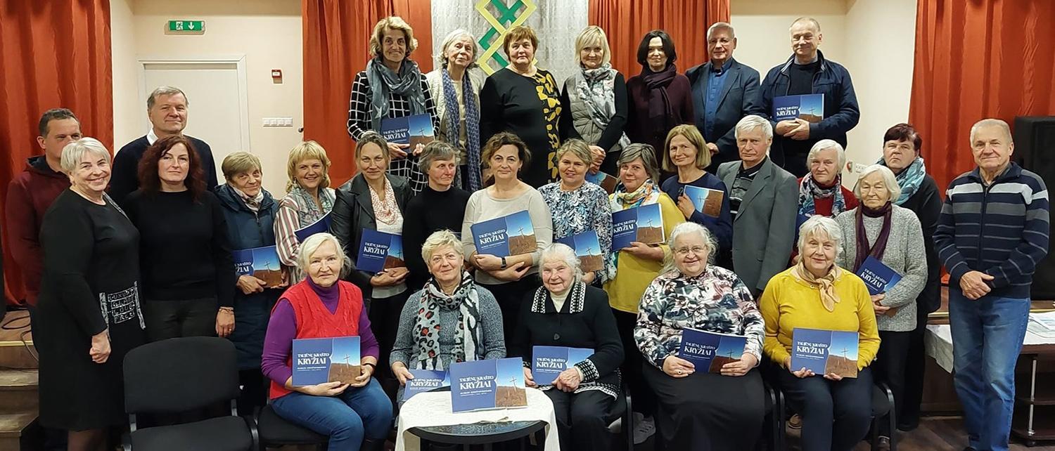 Įamžinti Taujėnų krašto kryžiai / Algimanto Žukausko nuotr. Renginio dalyviai su jiems dovanotomis knygomis.