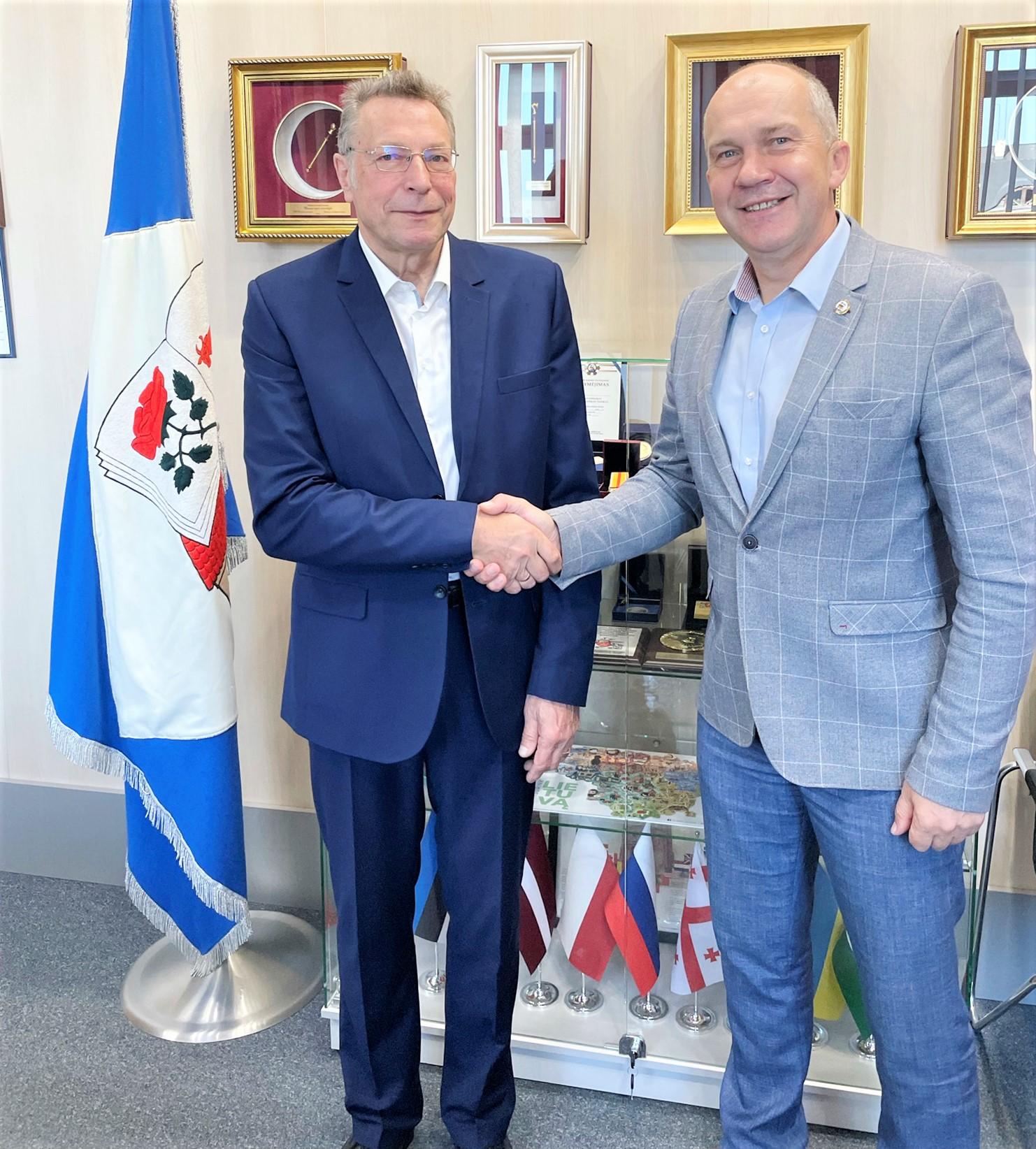 Ilgametis darbuotojas išlydėtas į užtarnautą poilsį / Už ilgametį atsakingą ir profesionalų darbą rajono meras R. Janickas skyrė padėką K. Rimui.  Dariaus Paškevičiaus nuotr.