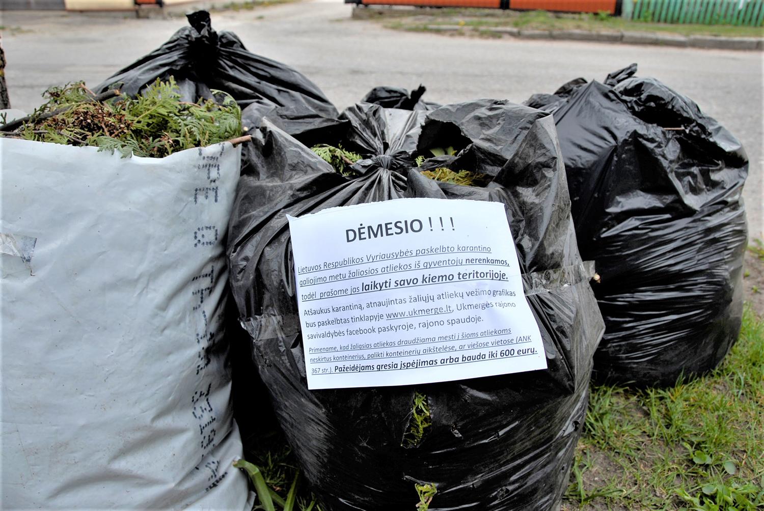 Informaciją klijuoja ant  žalienų maišų /