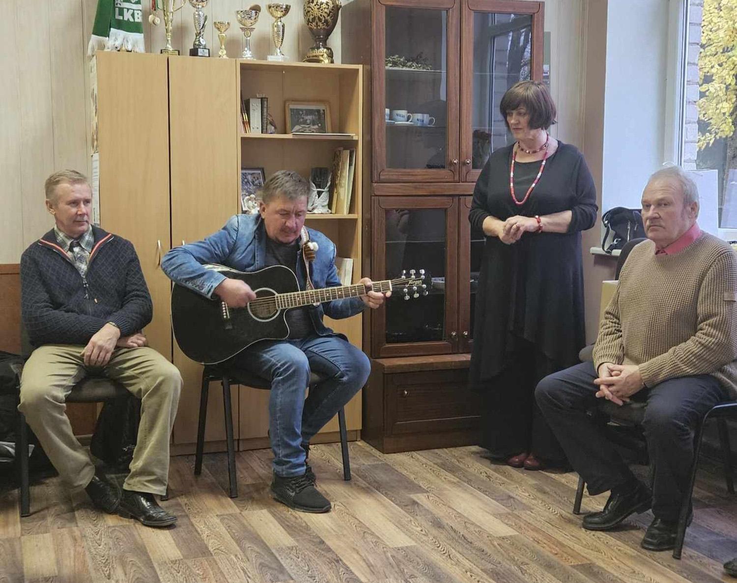 Įprasmino Laičių krašto vietovardžius / Ramunės Varnienės nuotr. Bendruomenės nariai klausėsi Valdo Paškevičiaus atliekamų dainų.