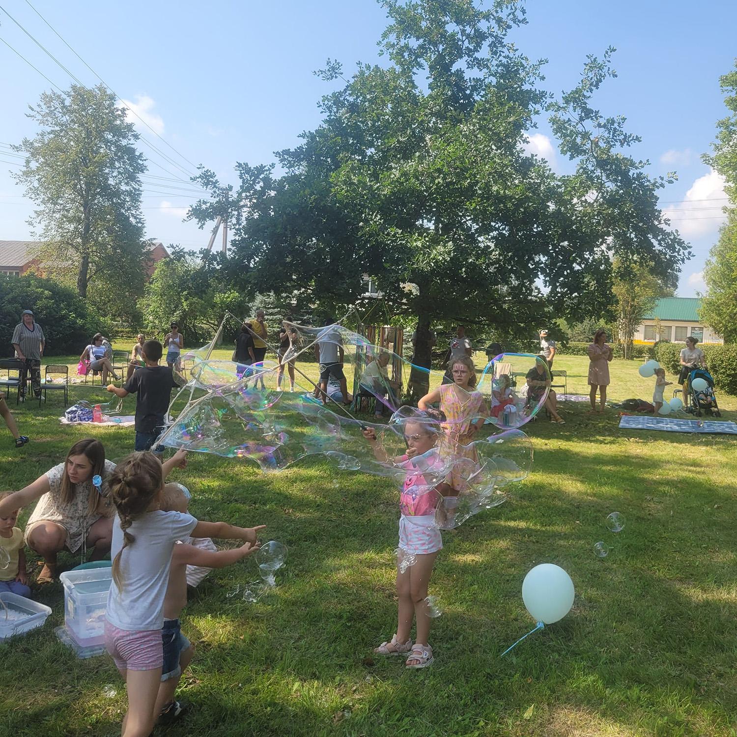 Įrengė vaikų žaidimų aikšteles ir surengė šventę vaikams / Smagi naujos erdvės atidarymo šventė.