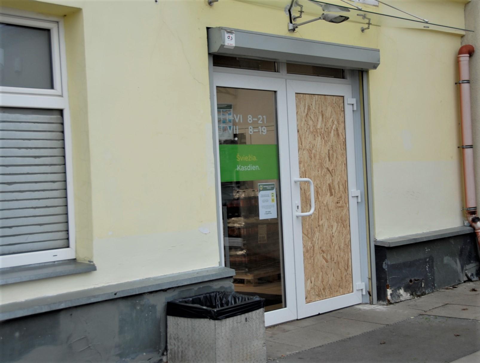 Išdaužė langą ir pavogė svaigalus /