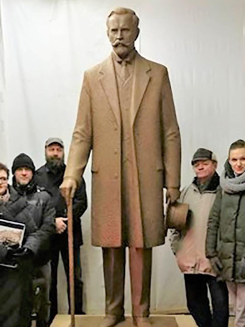 Įsibėgėja paminklo Prezidentui A. Smetonai gamyba / Toks paminklas stovės Prezidento tėviškėje Užulėnyje.