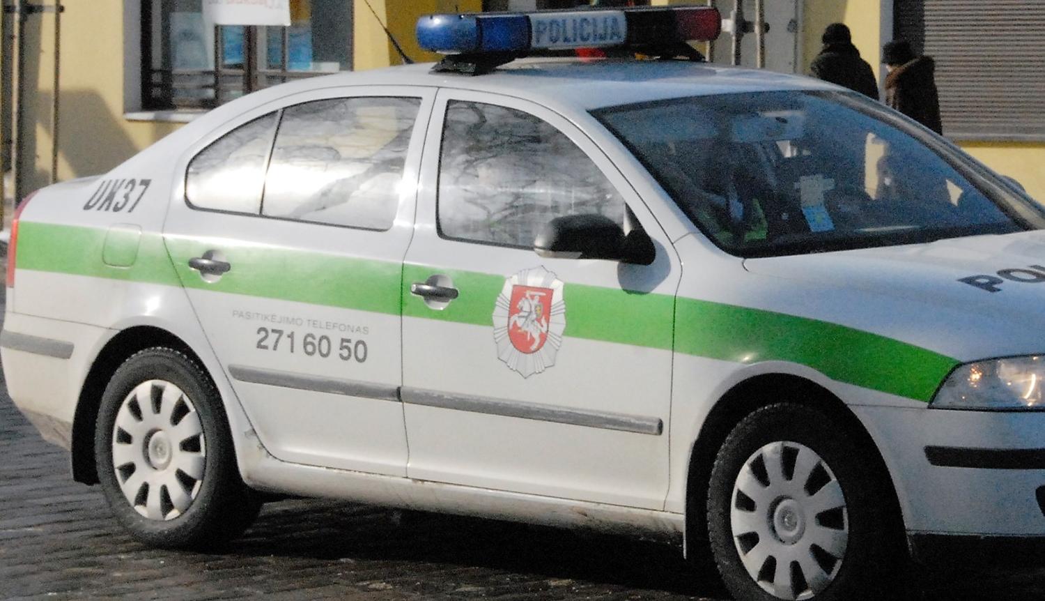 Įsibrovė į namus ir sumušė /