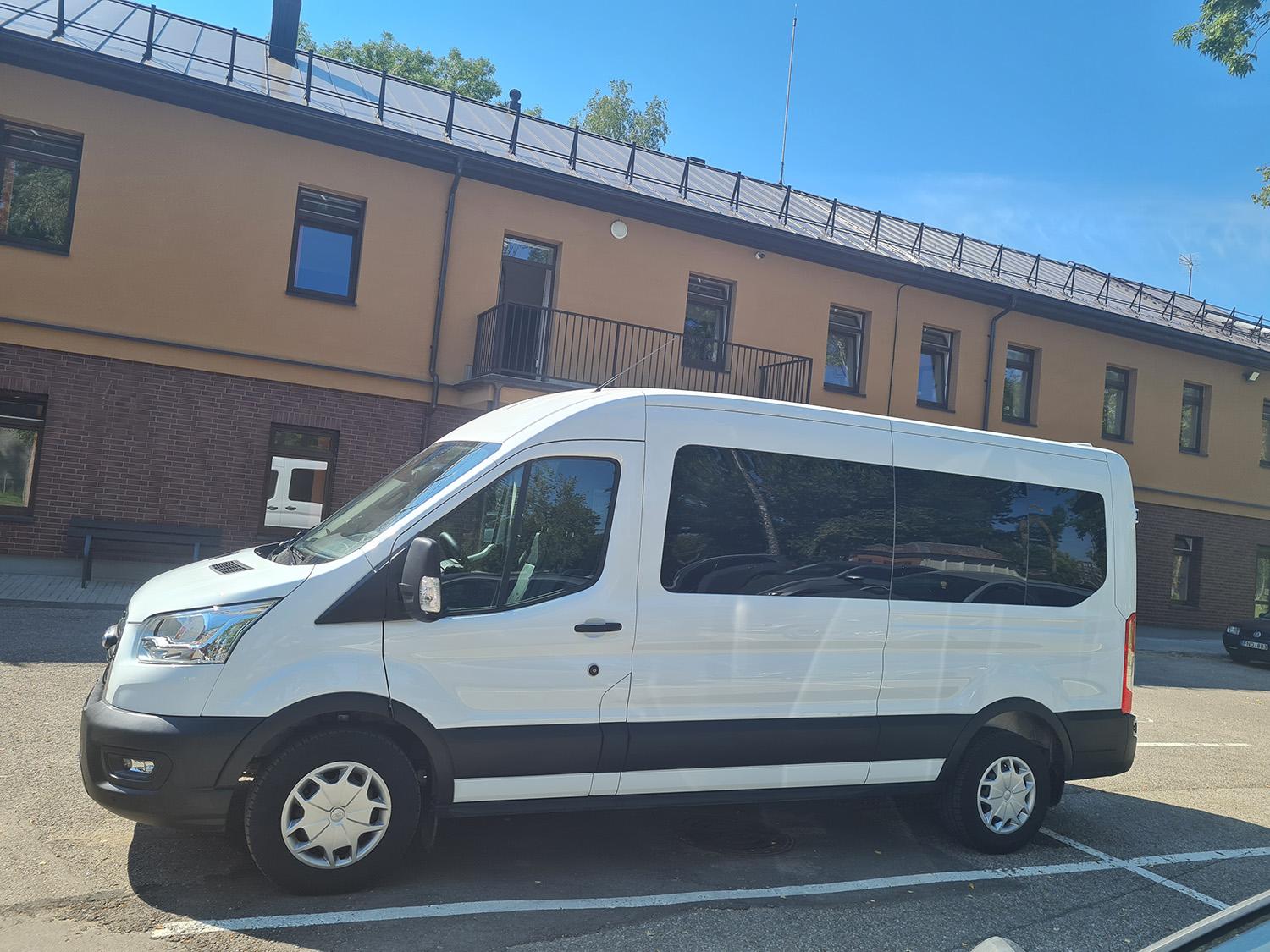 Įsigijo naują mikroautobusą / Naujasis mikroautobusas pakeis senąjį.