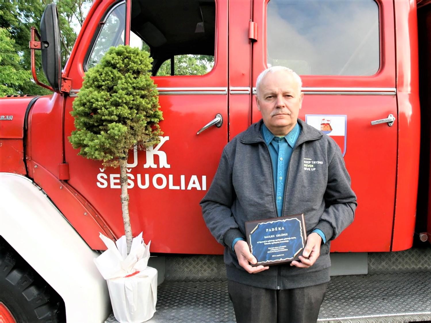 Išlydėjo kolegą / Sauliui Gelūnui už ilgametį ir nepriekaištingą darbą įteikta padėka.