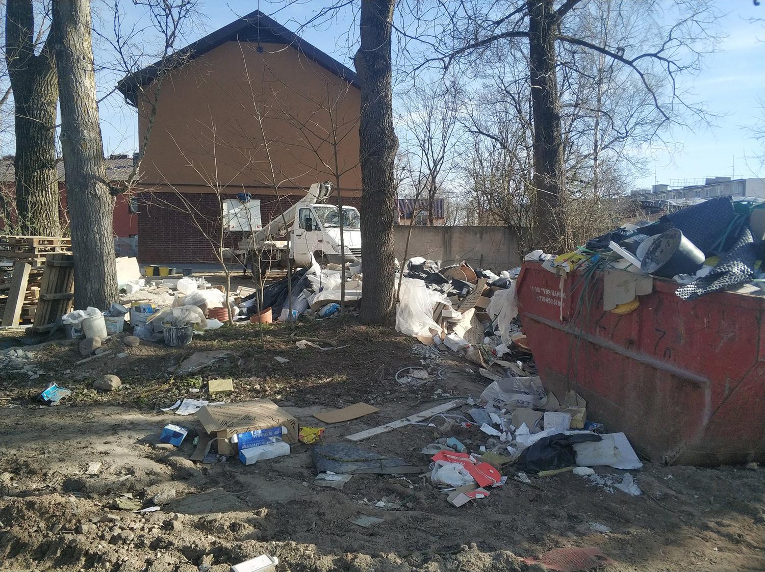 Įspėjo dėl prišiukšlintos aplinkos / Skaitytojo atsiųstoje nuotraukoje – šiukšlynas.