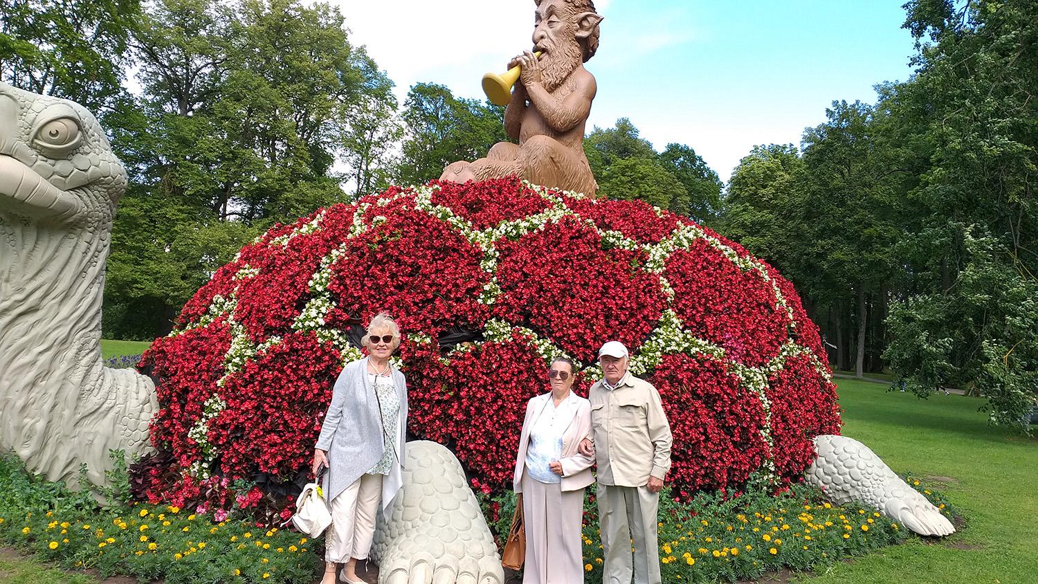 Įspūdžiai iš kelionės po Pakruojo dvarą / Ukmergiškiai įsiamžino dvaro aplinkoje.  Viktoro Petrunin nuotr.