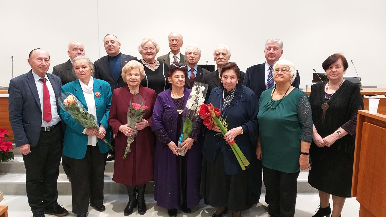 Išrinko dar vienai kadencijai / Išrinktas prezidiumas.