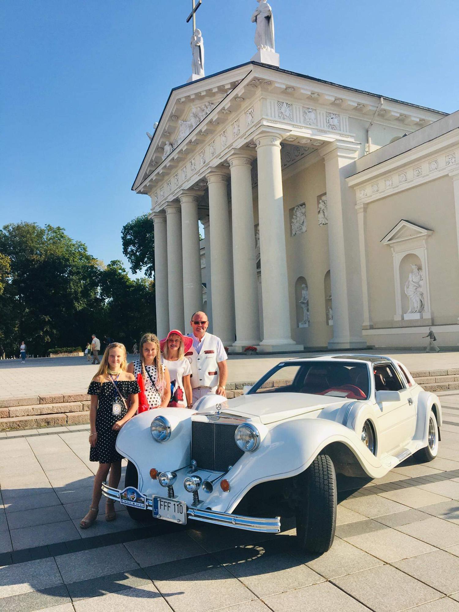 Istorinio kelio maršrutu – istoriniais automobiliais / Asmeninio archyvo nuotr. Žukauskų šeima.