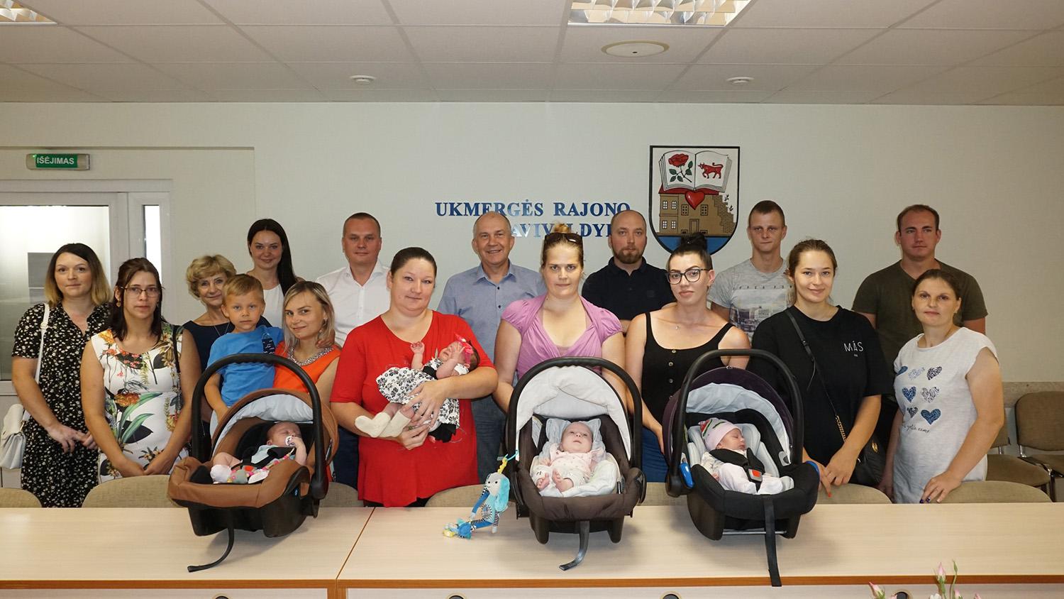 Įteikė naujagimių kraitelius / Daivos Zimblienės nuotr. Tėveliams įteikta savivaldybės dovana – naujagimio kraiteliai.