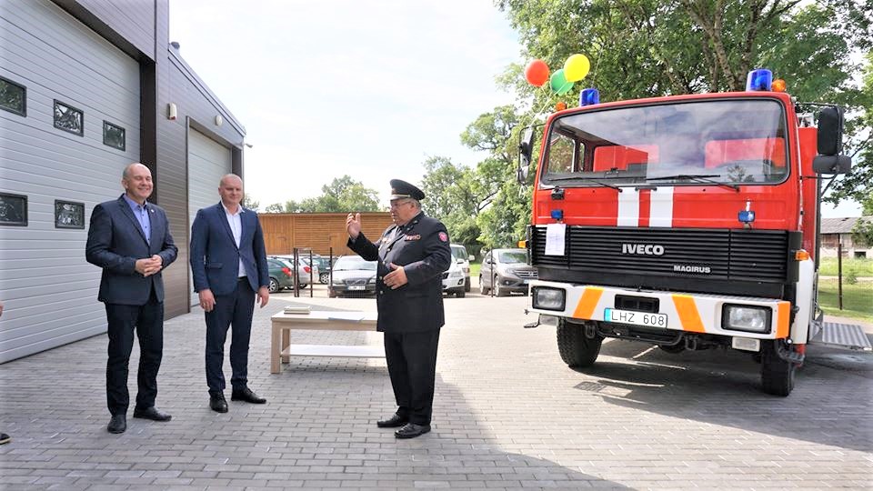 pasidžiaugė nauju pirkiniu / Neseniai įsigytas gaisrinis automobilis priskirtas Pabaisko ugniagesių komandai.  Daivos Zimblienės nuotr.
