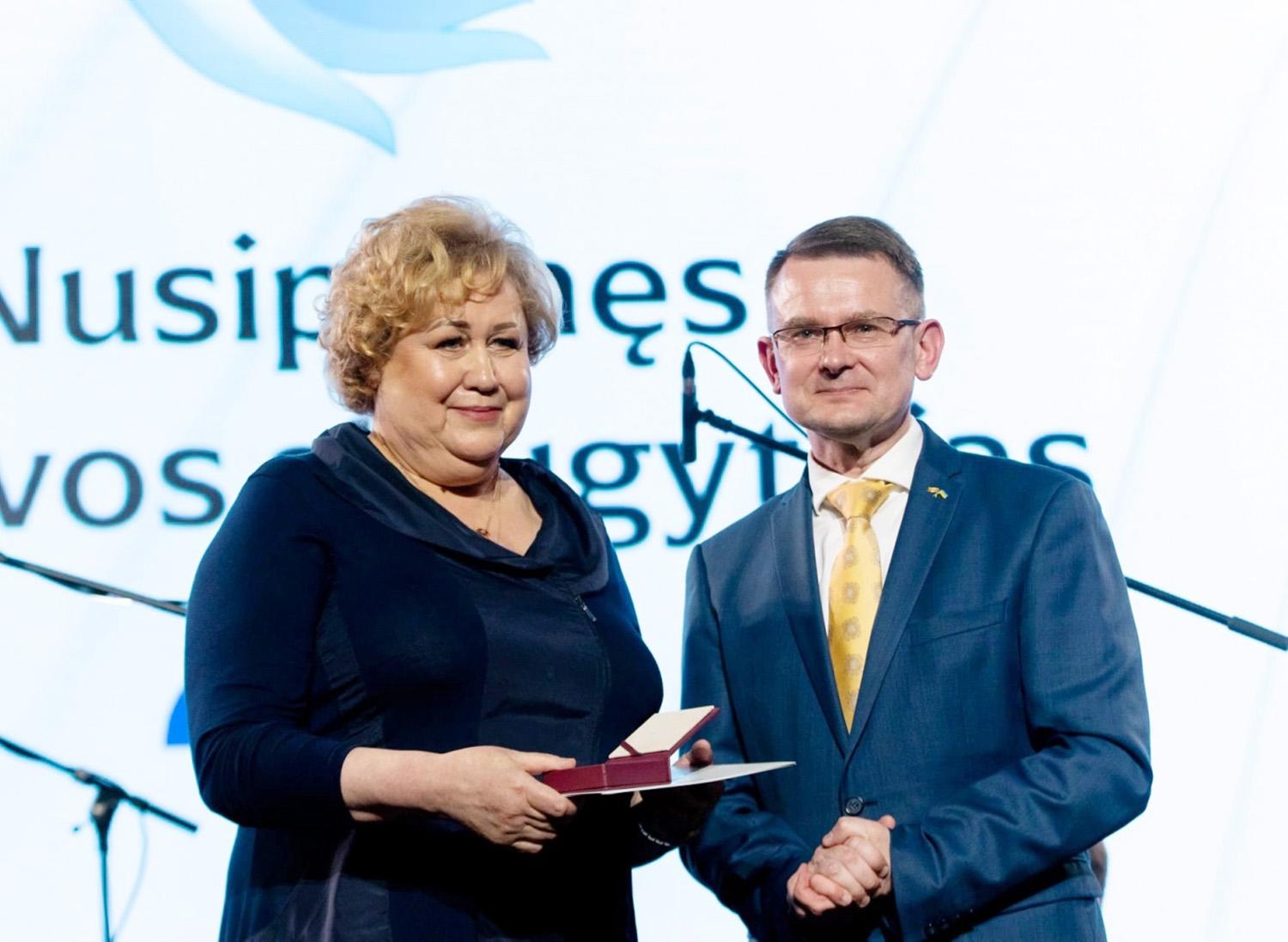 Įteiktas Nusipelniusio Lietuvos slaugytojo garbės ženklas / Vyriausiajai slaugos administratorei Donatai Rimienei apdovanojimą įteikė ministras Arūnas Dulkys.  Laimos Penek nuotr.