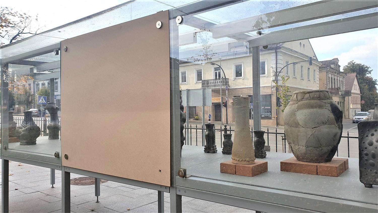 Įtrūkęs galerijos stiklas bus pakeistas / Stiklą laikinai pakeitė fanera.