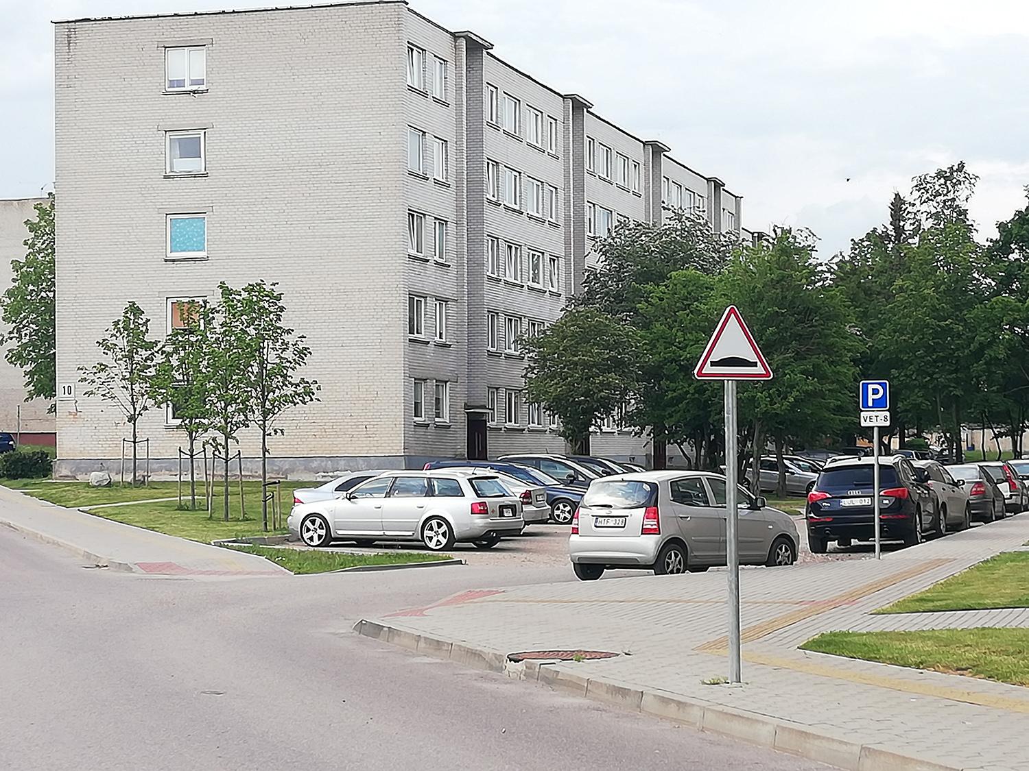 Įvažiavimai – tik su gyventojų prisidėjimu / Gyventojai tikisi įvažiavimų į daugiabučius namus remonto.  Jūratės Baltrūnienės nuotr.