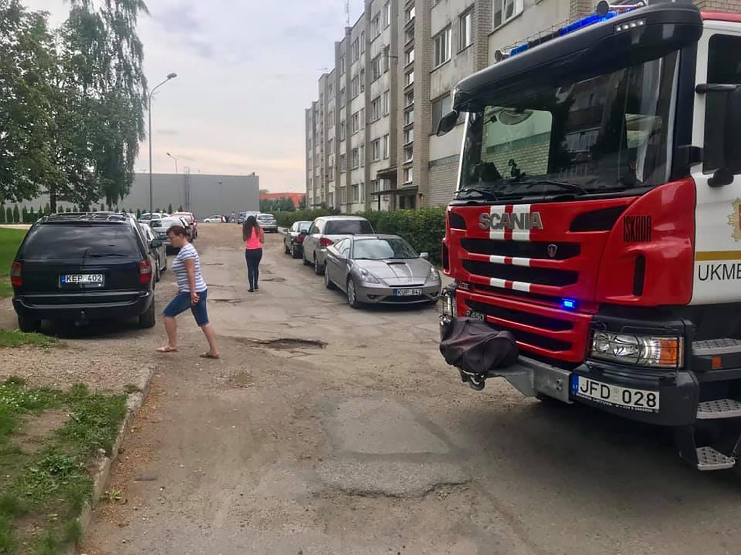 Įvažiuoti ugniagesiams – neįveikiama užduotis / Vienas iš probleminių Ukmergėje – Žiedo g. 5A daugiabučio kiemas. Ukmergės PGT nuotr.