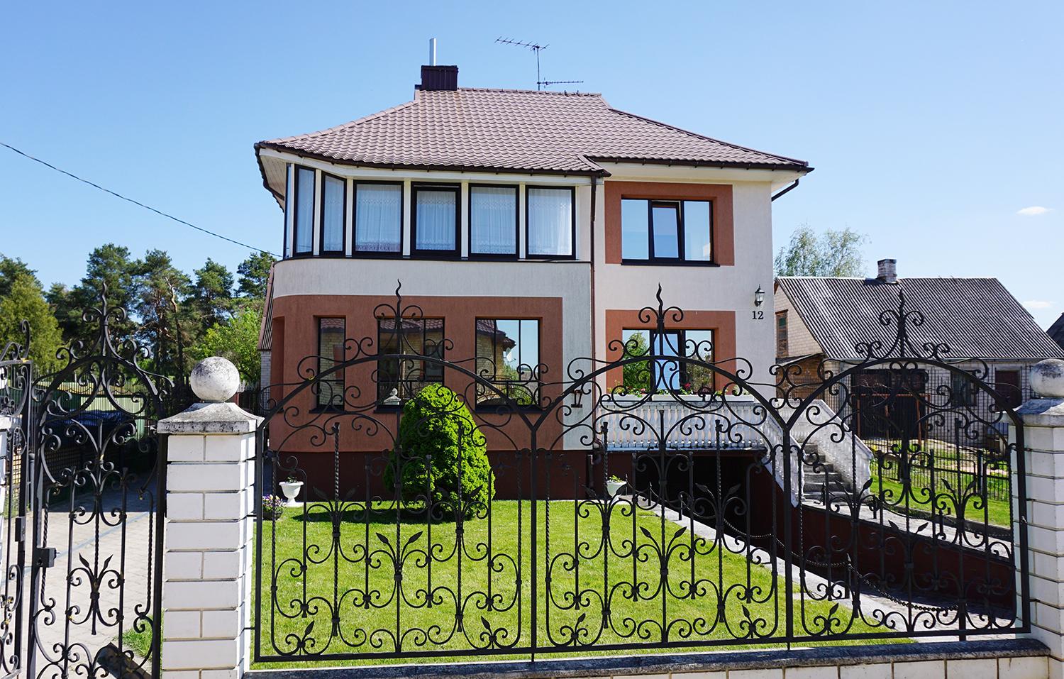 Jaukiuose namuose įkurdinti tėvų globos netekę vaikai / Vėjų gatvėje pradėjo veikti Ukmergės globos centro „Vėjų“ bendruomeniniai vaikų globos namai.