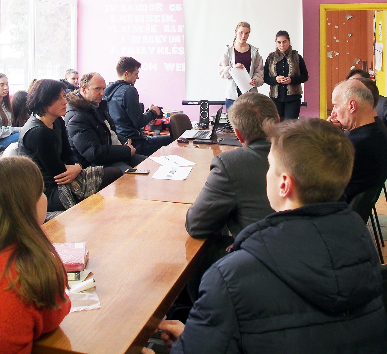 kalbinti įvairių savivaldos įstaigų darbuotojus.