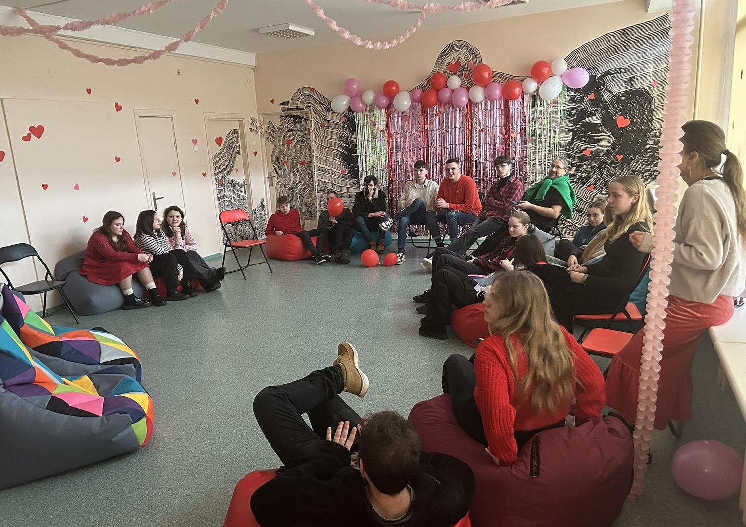 Jaunimo laisvalaikio centras atviras visiems / Jaunimo laisvalaikio centre laukiamas kiekvienas.