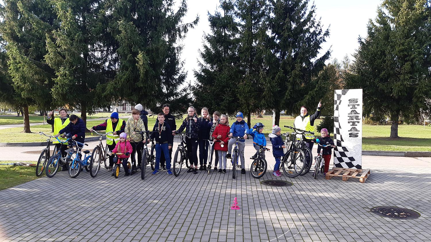 Jėgas išbandė dviračių slalomo rungtyje / Dviračių slalomo varžybų dalyviai.