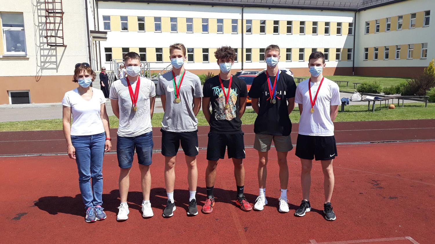 Jono Basanavičiaus gimnazijos aikštyne /