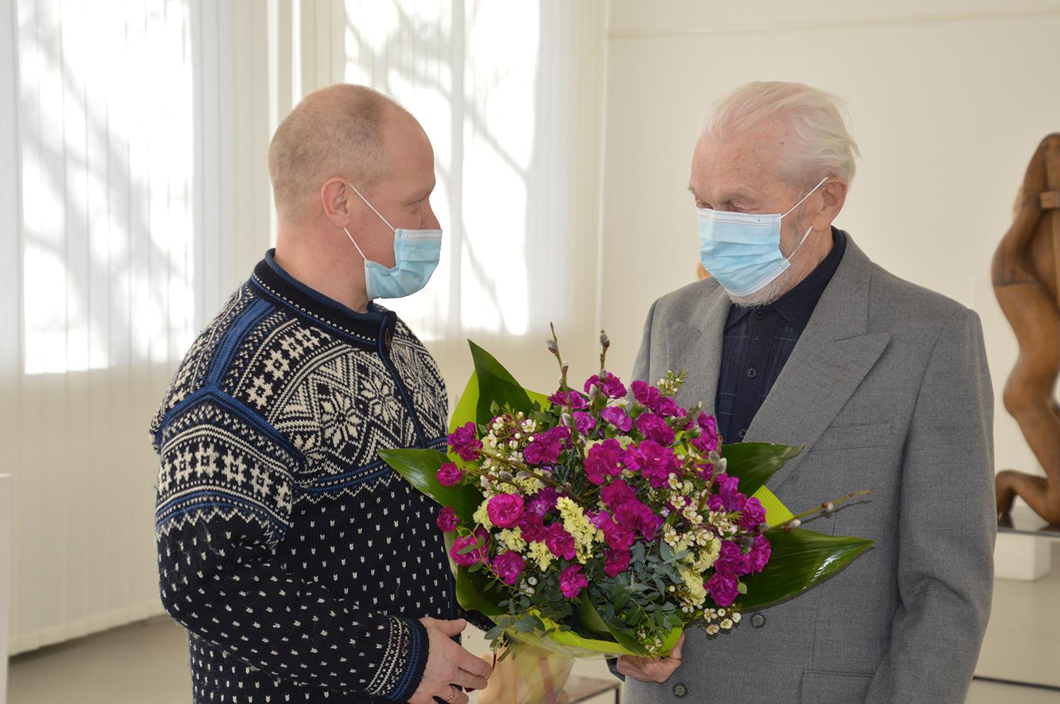 Jubiliejinę parodą apžiūrėjo pats jubiliatas / Apžiūrėti parodos atvyko pats joje eksponuojamų darbų autorius.