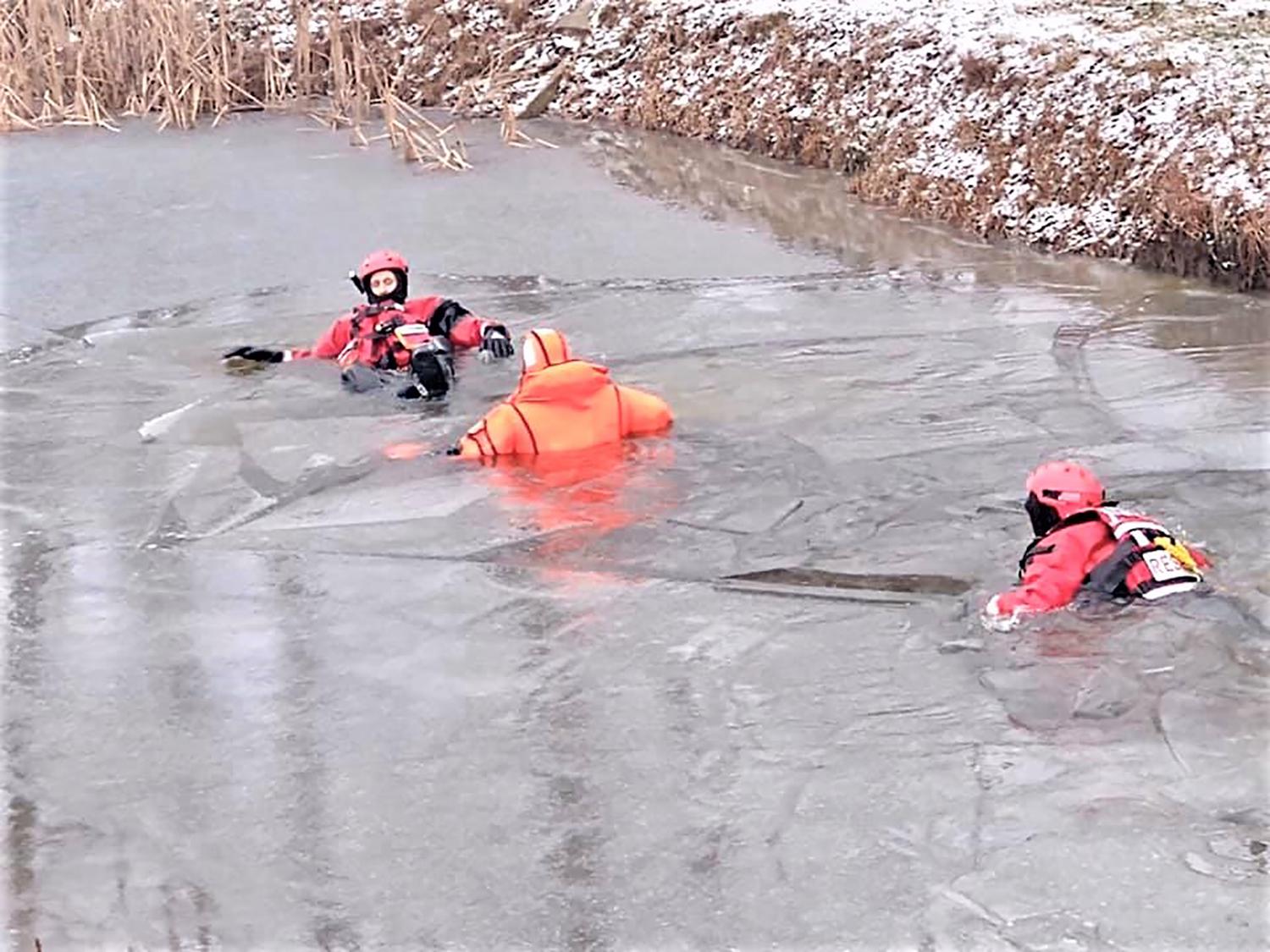 Kaip neįlūžti ir kaip elgtis įlūžus ledui / Ugniagesiai pratybose mokosi