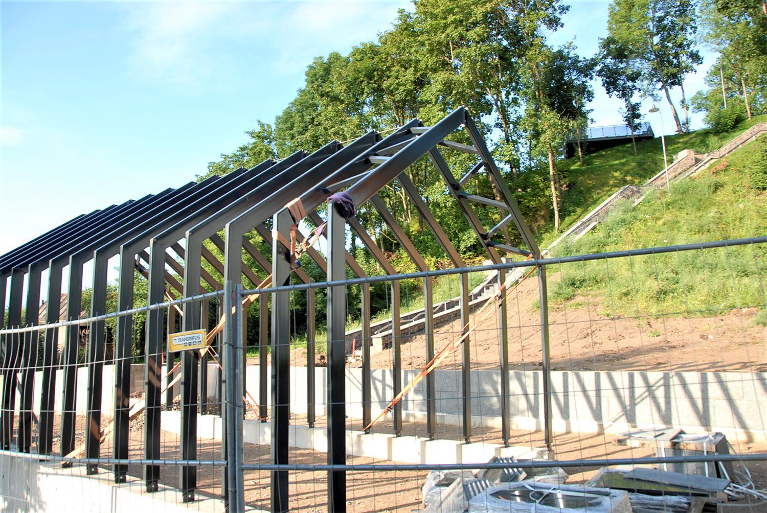 Kalno papėdėje dygsta naujas statinys – įkurs informacijos centrą / Kalno papėdėje – namuko karkasas.  Gedimino Nemunaičio nuotr.