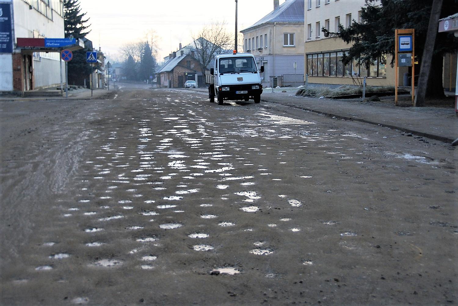 Kantrybę sekina nebaigti darbai / Duobėtos gatvės – jau seniai Ukmergės kasdienybė. Gedimino Nemunaičio nuotr.
