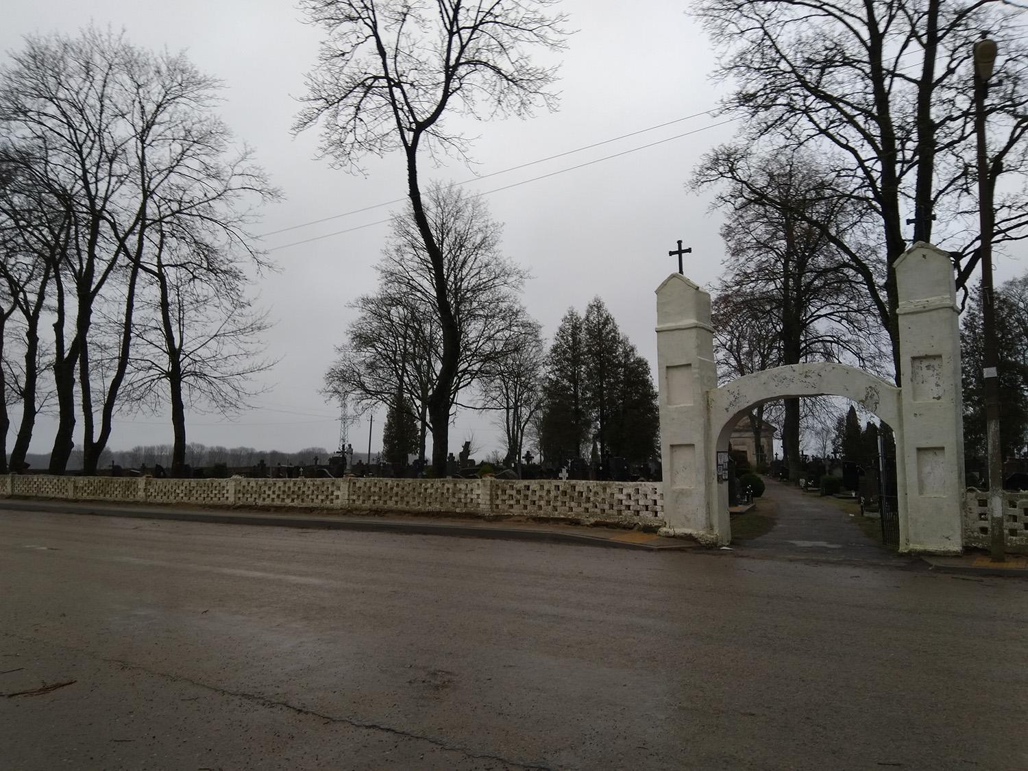 Kapinėse – medžių pjovimo darbai / Siesikų kapinėse vaizdas netrukus pasikeis.