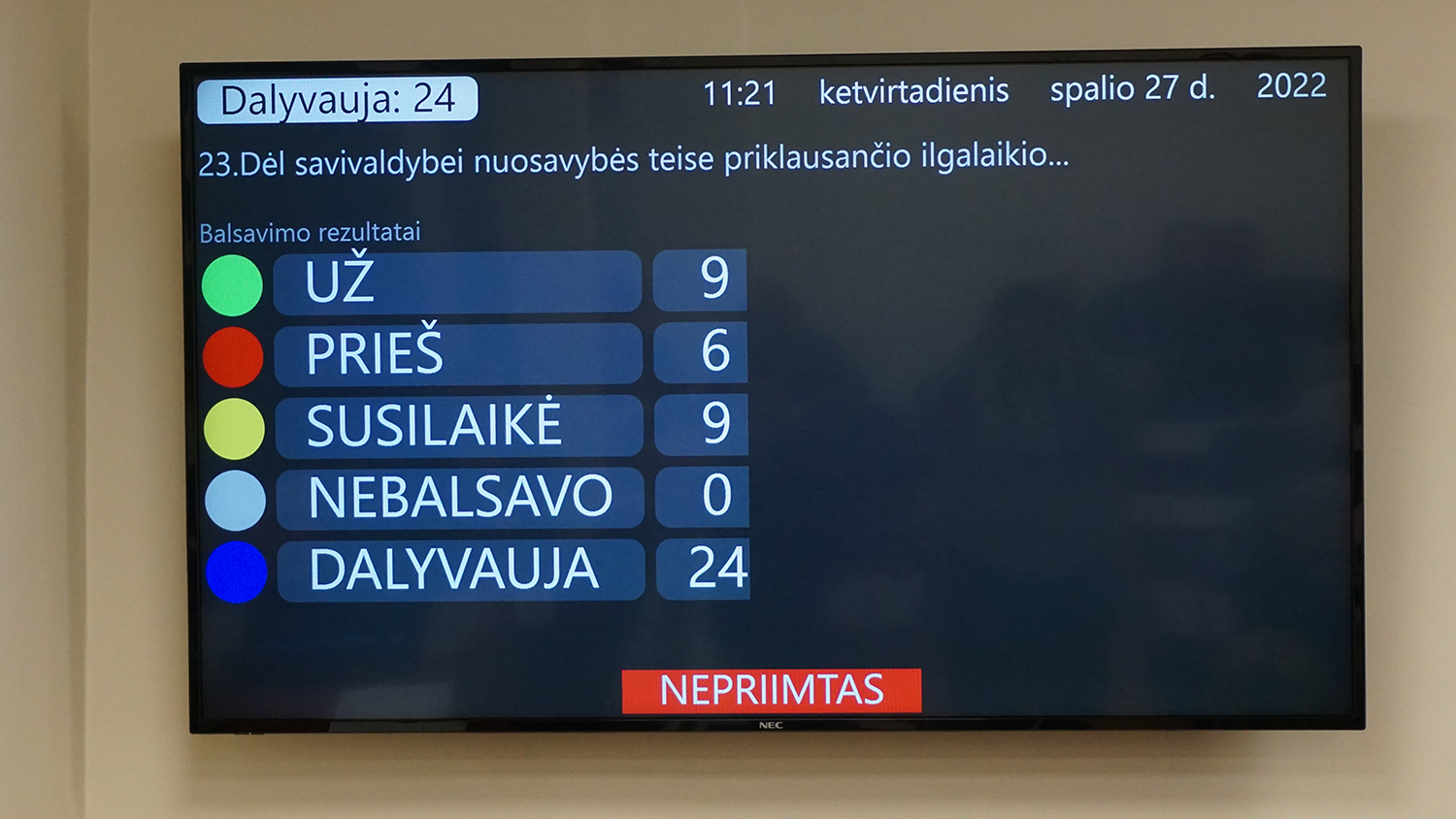 o „Vėliavnešiai“ lieka / „Vėliavnešiai“ liks stovėti.