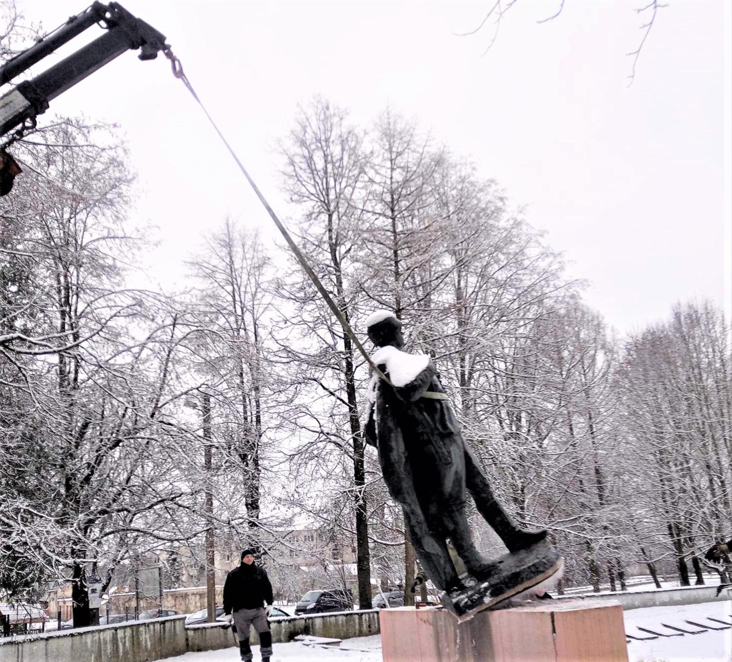 Kario skulptūra jau iškeldinta / A.Grigucevičiaus nuotr. Karys iš Pašilės iškeliavo tyliai.