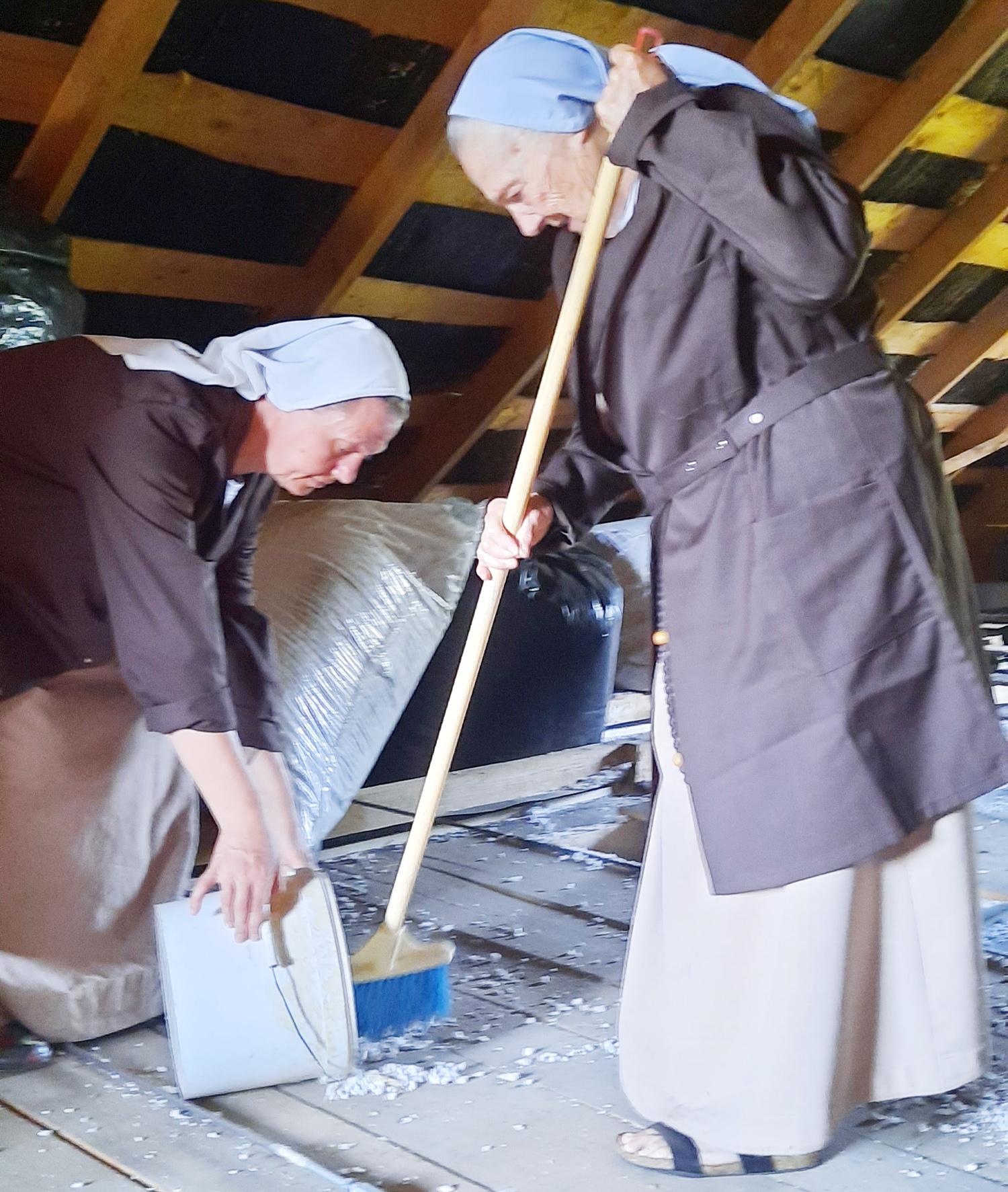 Karmeličių siekis – atnaujinti rekolekcijų namus / Vienuolės ūkinį pastatą ruošia rekonstrukcijai.