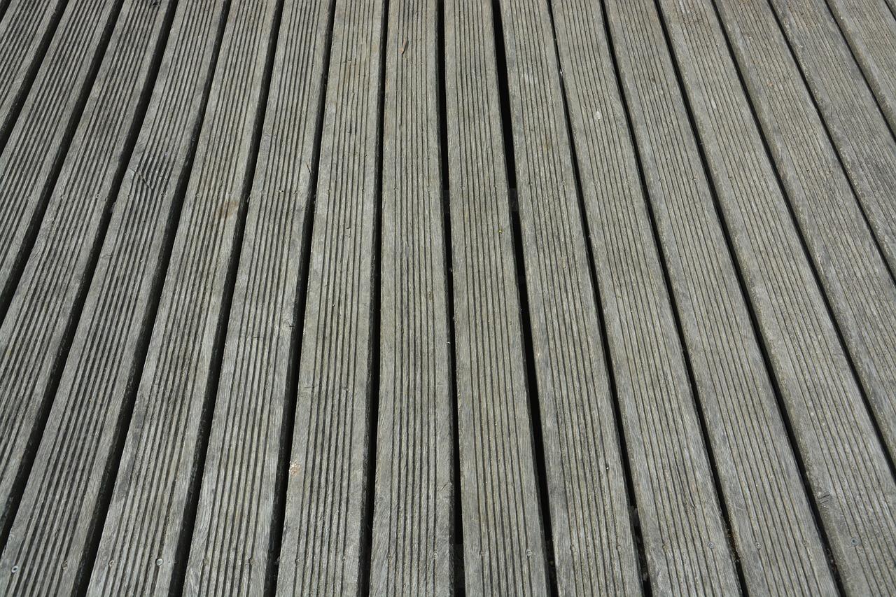 Kas labiausiai kenkia medinėms terasoms ir kaip jas nuo to apsaugoti? /