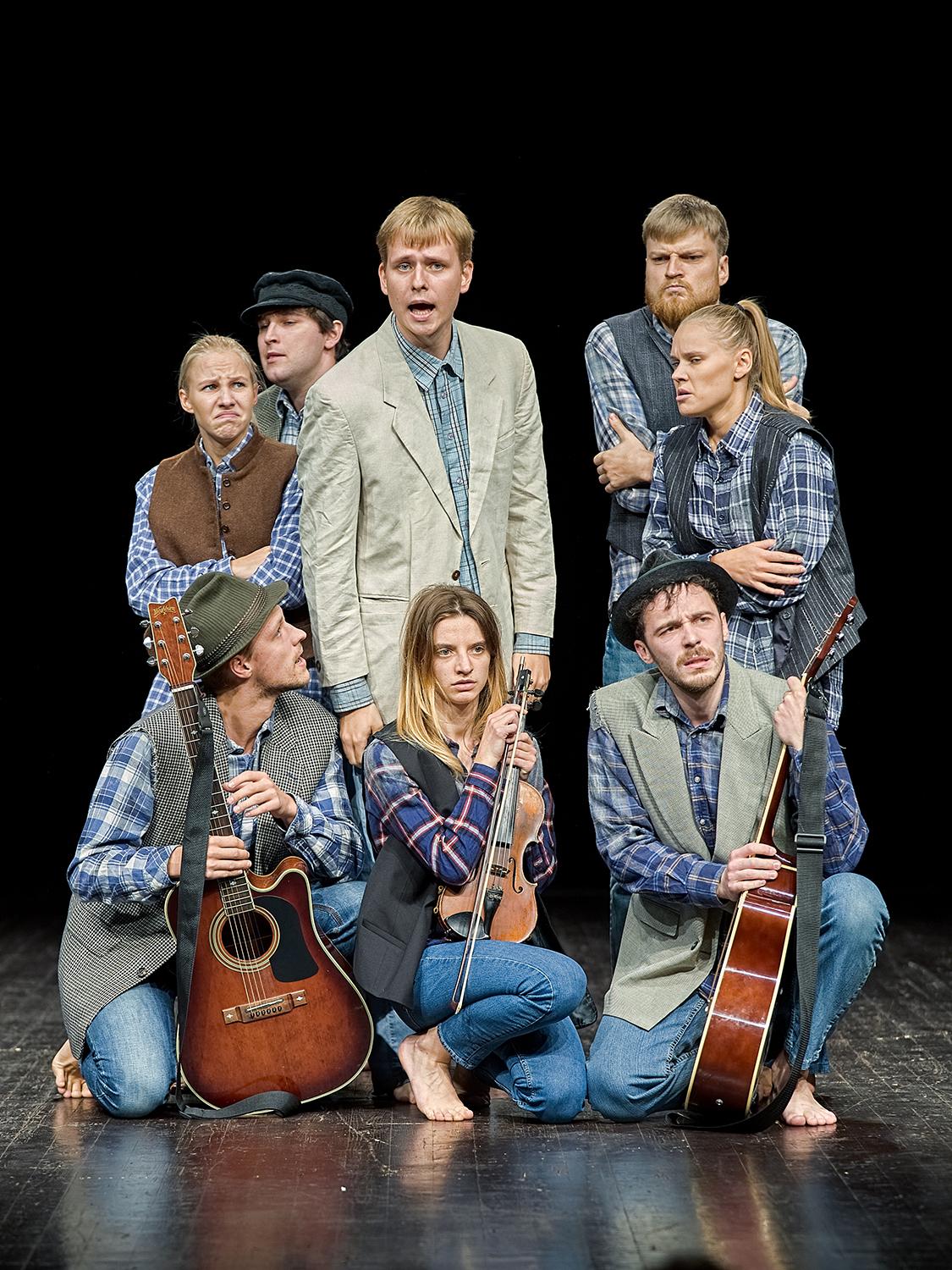 Keistuolių teatras ir šmaikštusis „Raulas keliauninkas“ atvyksta į Ukmergę! /