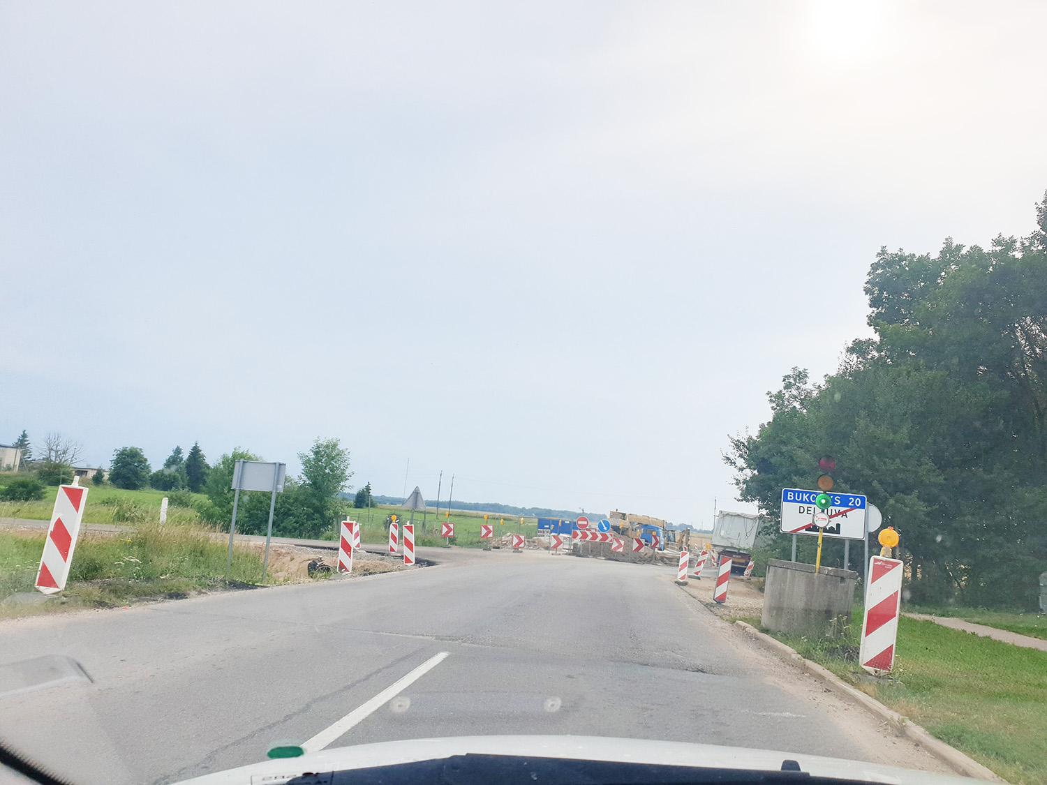 Kelias rekonstruojamas – į pajūrį juo geriau nesukti / Rekonstruojamame kelyje eismas reguliuojamas šviesoforais.  Autorės nuotr.