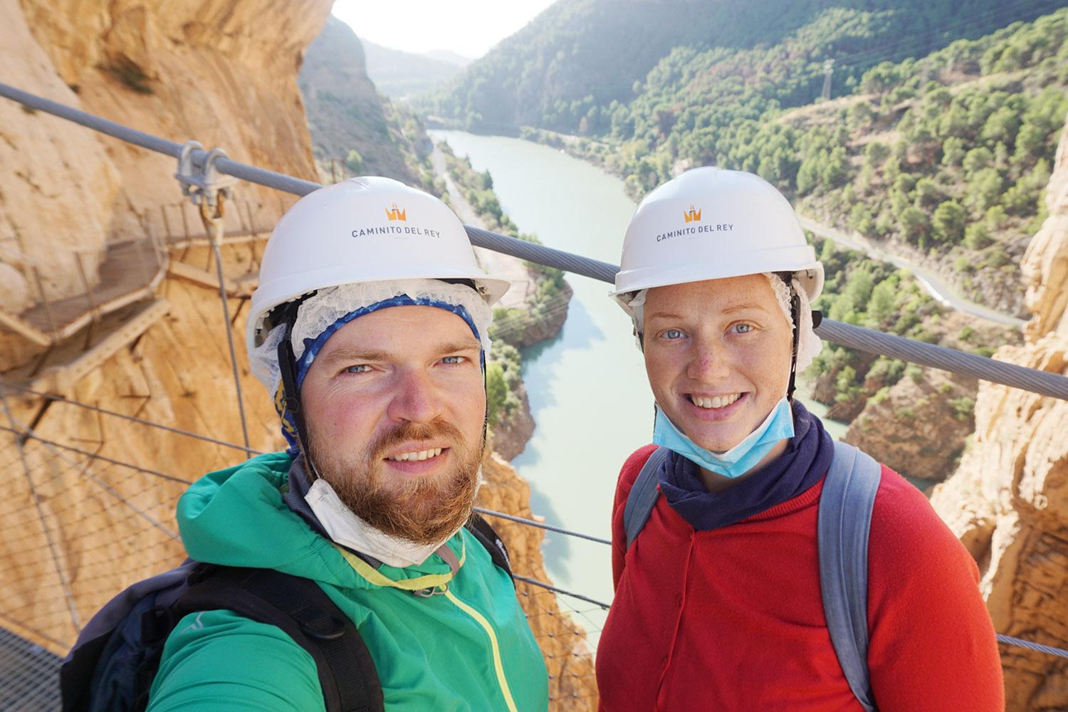 Keliaudami įgyvendina savo svajonę / Audrius ir Virginija prie tarpeklio Caminito del Rey.  Asmeninio archyvo nuotr.