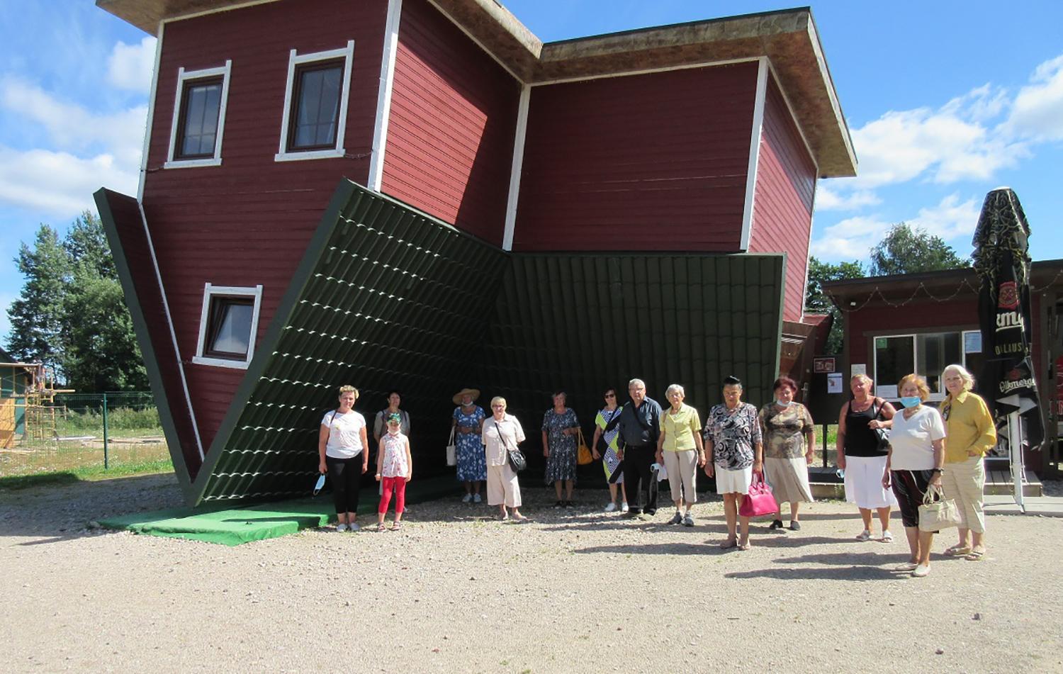 Keliavome po Anykščių kraštą / Prie apversto namo.