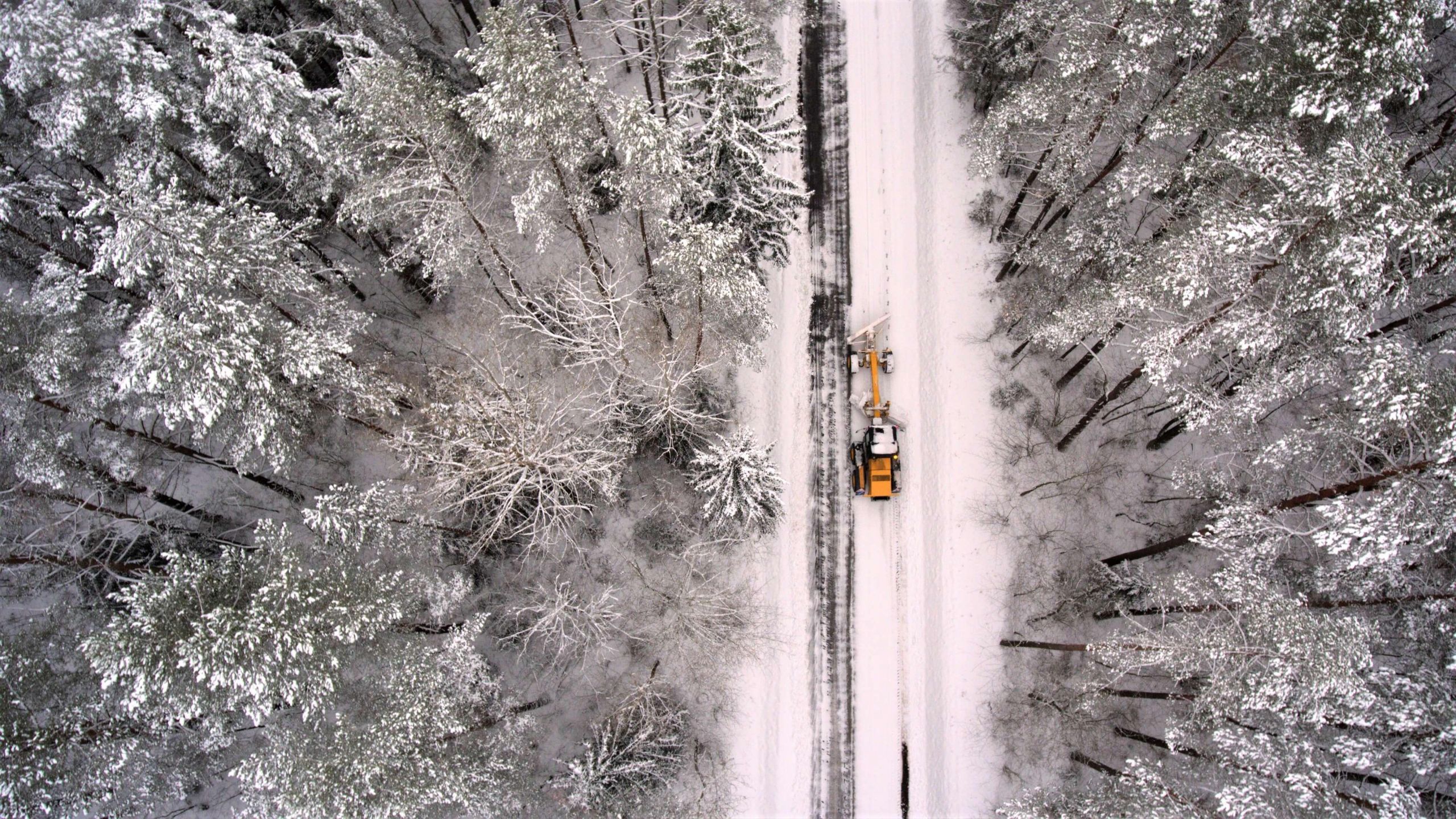 Kelininkai perspėja: vietomis keliai slidūs /