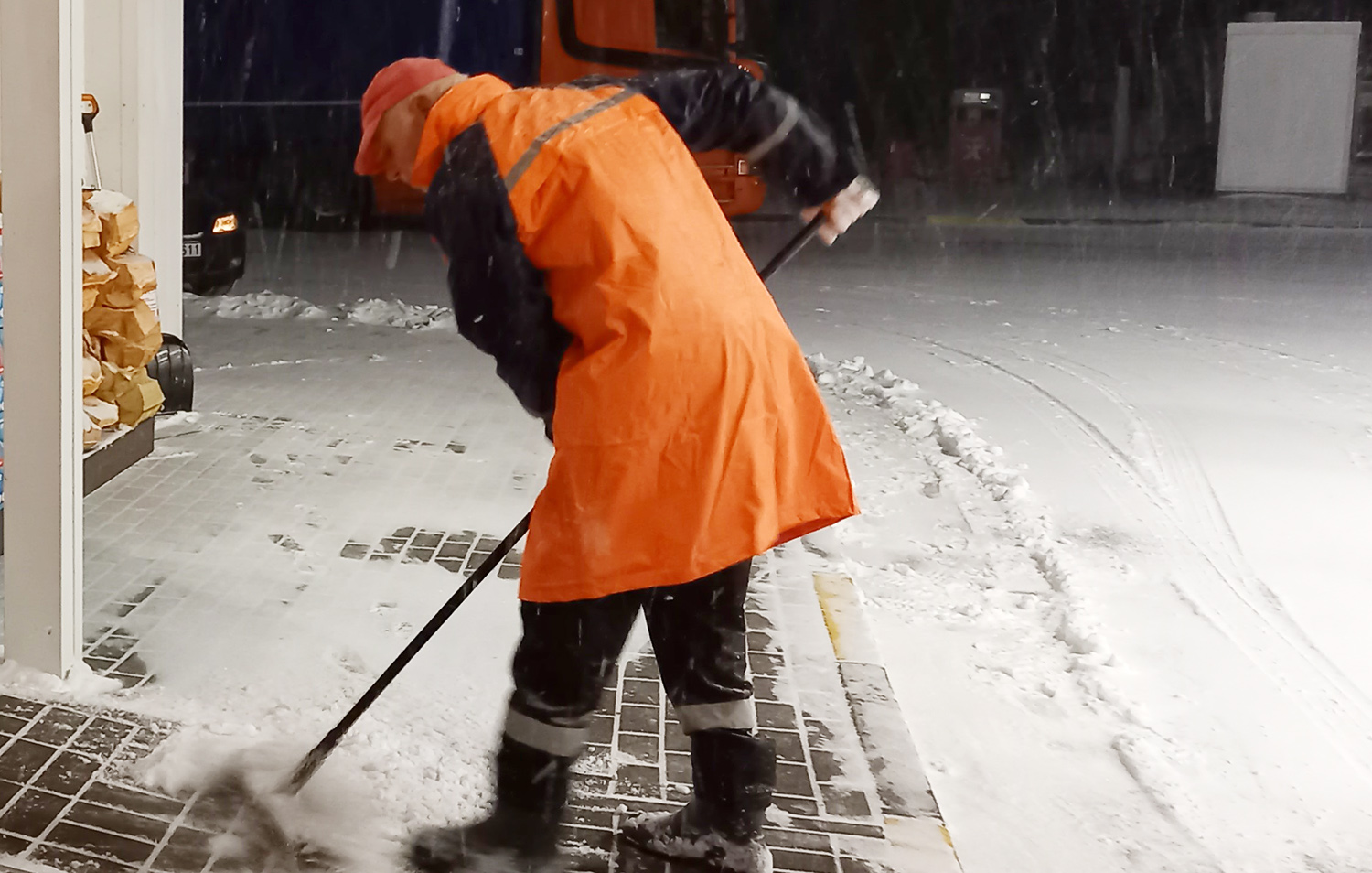 bet vairuotojai ją sutiko su keiksmais / Žiema jau prasidėjo.